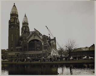 1972-2434 De sloop van de Koniginnekerk aan de Boezemsingel: afbraak vanaf de Sophiakade, gezien uit het oosten.