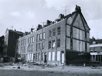 1972-375 Achterzijde van de woningen in de Dirk Smitsstraat. Vanaf het zuiden, het afgebroken gedeelte van de Van der ...
