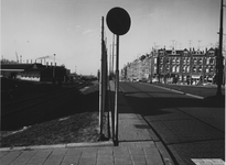 1972-539 Hudsonstraat vanaf het Hudsonplein. Links het spoorwegemplacement.
