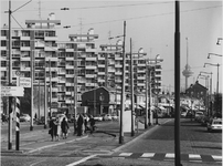 1972-553 Schiedamseweg met flatgebouwen gezien vanaf het Marconiplein. Op de achtergrond de Euromast.