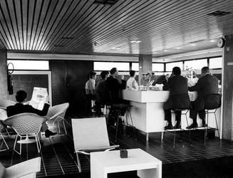 1972-698 Interieur van het Gemeentearchief (derde depot) aan de Mathenesserlaan. Bar/kantine op de bovenste etage. ...