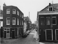 1972-787 De Compagniestraat gezien vanuit de Orange-Nassaustraat. Op de achtergrond de Lange Dijkstraat.