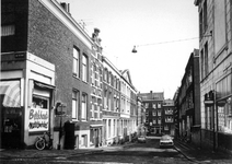 1972-791 Korte Schoonderloostraat gezien vanuit de Havenstraat. Op de achtergrond de Schoonderloostraat.