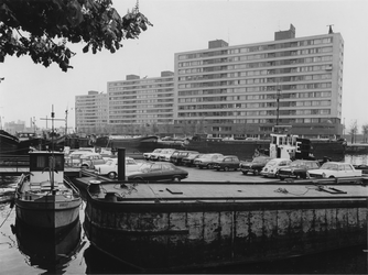 1972-855 Boerengat uit het noordwesten, voorgrond parkeerponton van de fa. Econosto NV. Achtergrond de flats aan ...