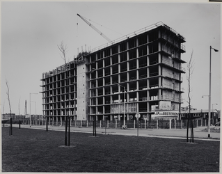 1973-1001 Het betonskelet voor het in aanbouw zijnde kantoor van de Verenigde Bedrijven J.P. van Eesteren aan de ...