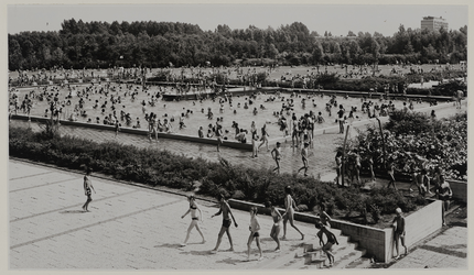 1973-1011 Zwembad De Plompert en ligweide aan de Zuiderparkweg in Charlois.