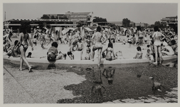 1973-1015 Kinderbadje bij zwembad De Plompert aan de Zuiderparkweg in Charlois. In de achtergrond het Ikazia Ziekenhuis.