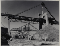 1973-1018 Grote ertslosbrug op het bedrijfsterrein van Frans Swarttouw havenbedrijf aan de Sint-Laurenshavenweg.