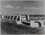 1973-1019 Het viaduct van de Leidingstraat over de Vondelingenweg, uit het zuiden gezien. Het viaduct ligt tussen ...