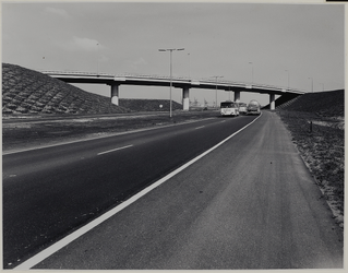 1973-1021 Rijksweg 21 (A21) ter hoogte van het Beneluxplein met het viaduct voor de noordoost verbinding gezien vanuit ...