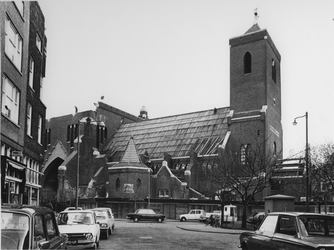 1973-1034 De gedeeltelijk gesloopte Antonius Abtkerk aan de Jan Kruijffstraat.
