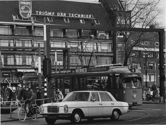 1973-1052 Havenstraat met tram lijn 8 op de Lage Erfbrug.