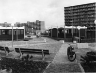 1973-1108 Het Middenplein tussen de gebouwen van het Communicatiecentrum Ommoord aan de Dawesweg. Links de flats aan de ...