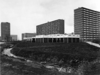 1973-1112 Het Communicatiecentrum Ommoord aan de Dawesweg gezien vanaf de vrije busbaan. Links de torenflat en in het ...