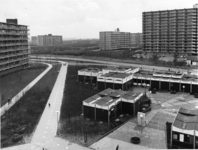 1973-1115 Communicatiecentrum Ommoord aan de Dawesweg, gezien vanaf de flat Albert Schweitzerplaats. Rechtsachter de ...