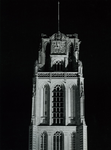 1973-1129 De toren van de Sint-Laurenskerk geillumineerd ten gevolg van het 25-jarig regeringsjubileum van koningin ...