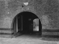 1973-1211 Toegangspoort van het Kleutergemeenschap Spangen in de Van Lennepstraat.