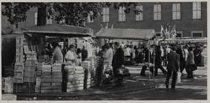 1973-1303 Mensen doen hun boodschappen bij de kraampjes op de markt op het Westnieuwland in de Stadsdriehoek.