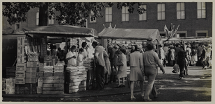 1973-1306 Mensen doen hun boodschappen bij de kraampjes op de markt op het Westnieuwland in de Stadsdriehoek.