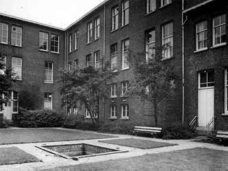1973-1404-TM-1409 Binnenplaats van het bejaardentehuis Van Oostervant aan de Oostervantstraat.Afgebeeld van boven naar ...