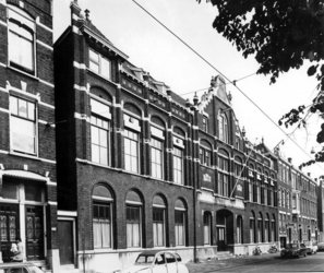 1973-1449 Gezicht op het gebouw van het voormalige Westerziekenhuis en Israëlitisch bejaardentehuis aan de oostzijde ...