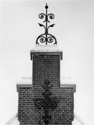 1973-1477 IJzeren ornamenten in de aula van de Israëlitische begraafplaats aan het Toepad.