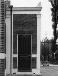 1973-1481 Een klein 'Kouhaniem' gebouw naast de aula van de Israëlitische begraafplaats aan het Toepad.