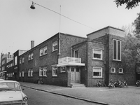 1973-1765 Dr. H. Colijnschool, bijzondere school voor GLO en Kleuterschool aan de Korfmakersstraat.
