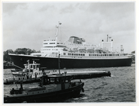 1973-323 Vertrek van het schip de Volendam vanaf het Charloisse Hoofd de Nieuwe Maas op.