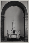 1973-405 Interieur van de Sint-Franciscus van Assisikerk in de Paul Krugerstraat. Een altaarstuk.
