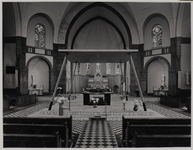 1973-413 Interieur van de Sint-Franciscus van Assisikerk in de Paul Krugerstraat. Zicht vanuit het middenschip op het ...
