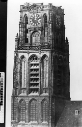 1973-4769 De toren van de Sint-Laurenskerk.