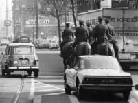 1973-486 Bereden politie bij de Tweede Middellandstraat, nabij de Heemraadssingel.