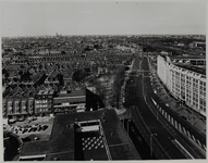 1973-489 Het Groothandelsgebouw aan het Weena en omgeving, gezien vanaf het Bouwcentrum aan het Weena en het Kruisplein ...
