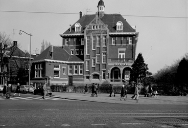 1973-683 Huis nummer 169 AMRO-bank aan de Heemraadssingel. Links Burgemeester Meineszlaan. Op de voorgrond de ...