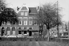 1973-684 Huizen nummers 175 en 177 aan de westzijde van de Heemraadssingel. Rechts de Vierambachtsstraat.