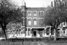 1973-690 Huizen nummers 197-201 aan de westzijde van de Heemraadssingel. Rechts het verpleeghuis De Rustenburg en in ...