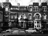 1973-723 Huizen nummers 307, 309 en 311aan de westzijde van de Heemraadssingel. Rechts Dakonie Hervormde Gemeente Delfshaven.