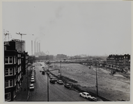 1973-89 De Mathenesserdijk, gezien vanuit het oosten, met rechts de Rhijvis Feithstraat en in de achtergrond de ...