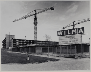 1973-972 Een flatbouw in aanbouw door het bouwbedrijf Wilma op de hoek van de Lotustuin en de Groene Tuin in ...