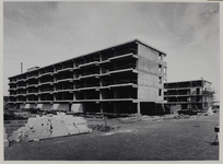 1973-974 Een flatbouw in aanbouw tussen de Groene Tuin en de Dadeltuin in IJsselmonde, gezien vanuit het zuidwesten.