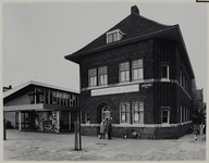 1973-985 Het wijkgebouw Spangen aan de Mathernesserdijk 113 in Spangen, gezien vanuit het noordwesten.