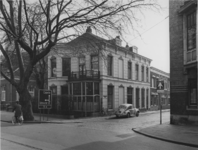 1974-1066 De Oudedijk op de hoek met de Waterloostraat.