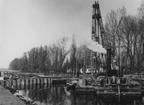 1974-1069 Een drijvende heistelling in de Boezem. Links de Barakkenbrug vanaf de Boezemlaan.