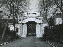 1974-1155 De poort van de algemene begraafplaats Crooswijk aan de Crooswijksebocht 30.