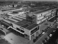 1974-1196 Technische school De Vaan aan de Montessoriweg gezien vanaf het zusterhuis van het Ikaziaziekenhuis.