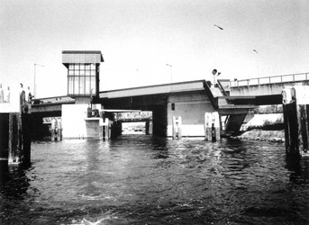 1974-1258 Beukelsbrug over de Delfshavense Schie met de achtergrond de spoorbrug.