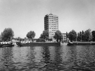 1974-1261 Gezicht op de Coolhaven met op de achtergrond het GEB-gebouw aan de Rochussenstraat.