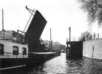 1974-1275 Geopende Lage Erfbrug voor de scheepvaart over de Coolhaven.