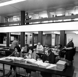 1974-1310 Interieur van het eerste depot Gemeentearchief aan de Mathenesserlaan. De studiezaal.